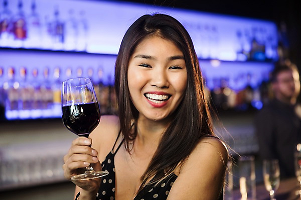 포토 JPG 응시 여자 와인잔 술병 조명 실내 한명 미소 들기 사람 동양인 상반신 20대 성인 앞모습 전시 선술집 즐거움 클럽 성인여자한명만 국내포토 1 시선 감정 뷰포인트 술잔 모션 병_용기 주류 표정 인종 청년 내부 술집 여자한명만 성인여자만 파일형식