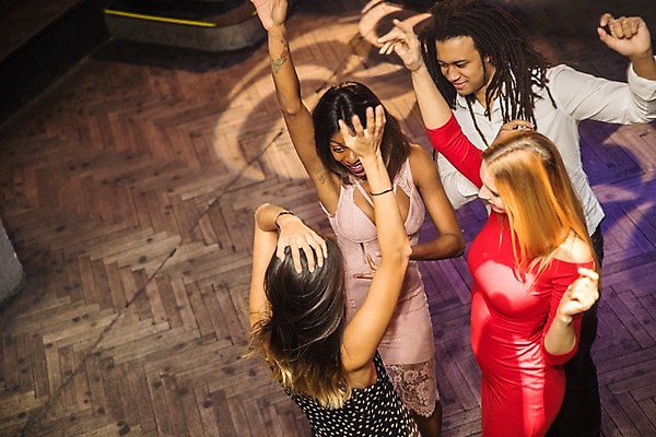 포토 JPG 서양인 응시 여자 남자 흑인 실내 미소 사람 동양인 여러명 상반신 20대 성인 앞모습 옆모습 뒷모습 30대 친구 하이앵글 파티 손들기 춤 즐거움 클럽 성인만 국내포토 외국인 시선 감정 뷰포인트 다수 관계 모션 문화예술 표정 인종 이벤트 청년 내부 장년 파일형식