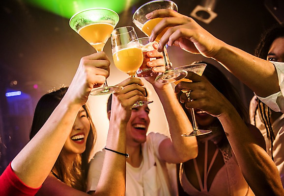 포토 JPG 서양인 여자 남자 흑인 조명 실내 웃음 사람 동양인 여러명 상반신 20대 성인 앞모습 옆모습 30대 친구 파티 칵테일 즐거움 클럽 건배 성인만 국내포토 외국인 감정 뷰포인트 다수 관계 주류 표정 인종 이벤트 청년 내부 장년 파일형식