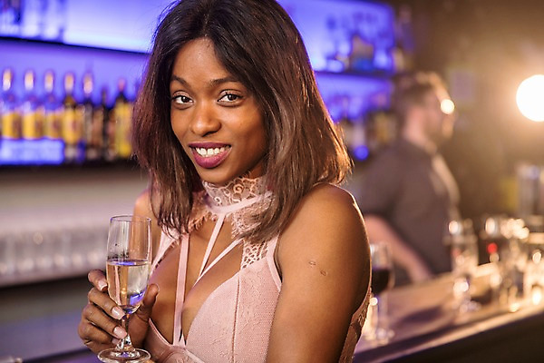 포토 JPG 응시 여자 흑인 술병 조명 실내 한명 미소 들기 사람 근접촬영 상반신 성인 앞모습 30대 전시 선술집 샴페인 즐거움 클럽 샴페인잔 성인여자한명만 국내포토 서양인 1 시선 감정 뷰포인트 술잔 모션 병_용기 주류 표정 내부 장년 술집 여자한명만 성인여자만 파일형식