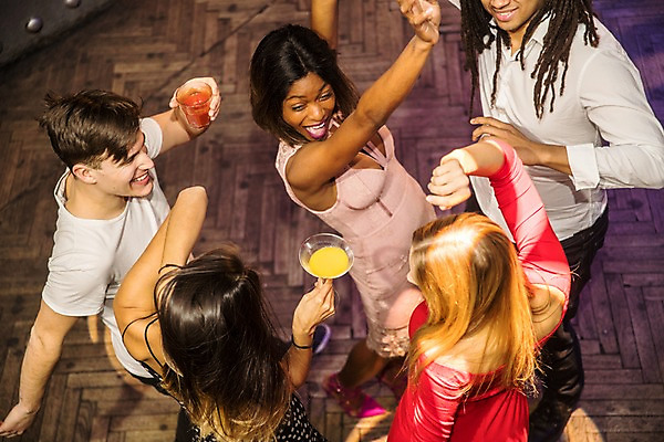 포토 JPG 전신 서양인 응시 여자 남자 흑인 실내 미소 들기 사람 동양인 여러명 상반신 20대 성인 앞모습 뒷모습 30대 친구 하이앵글 손들기 무대 춤 칵테일 즐거움 클럽 성인만 국내포토 외국인 시선 감정 뷰포인트 다수 관계 모션 문화예술 주류 표정 인종 청년 내부 장년 파일형식