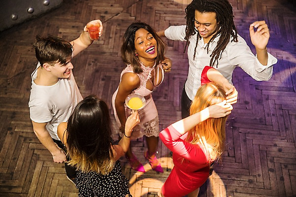 포토 JPG 전신 서양인 응시 여자 남자 흑인 실내 미소 들기 사람 동양인 여러명 상반신 20대 성인 앞모습 옆모습 뒷모습 30대 친구 하이앵글 무대 춤 칵테일 즐거움 클럽 성인만 국내포토 외국인 시선 감정 뷰포인트 다수 관계 모션 문화예술 주류 표정 인종 청년 내부 장년 파일형식