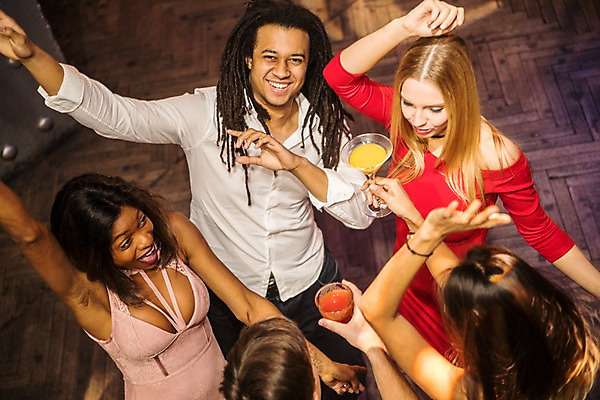 포토 JPG 서양인 응시 여자 남자 포즈 흑인 실내 미소 들기 사람 동양인 여러명 상반신 20대 성인 앞모습 뒷모습 30대 친구 하이앵글 손들기 무대 춤 칵테일 즐거움 클럽 성인만 국내포토 외국인 시선 감정 뷰포인트 다수 관계 모션 문화예술 주류 표정 인종 청년 내부 장년 파일형식