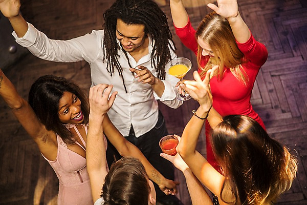 포토 JPG 서양인 응시 여자 남자 흑인 실내 미소 들기 사람 동양인 여러명 상반신 20대 성인 앞모습 뒷모습 30대 친구 하이앵글 손들기 무대 춤 칵테일 즐거움 클럽 성인만 국내포토 외국인 시선 감정 뷰포인트 다수 관계 모션 문화예술 주류 표정 인종 청년 내부 장년 파일형식