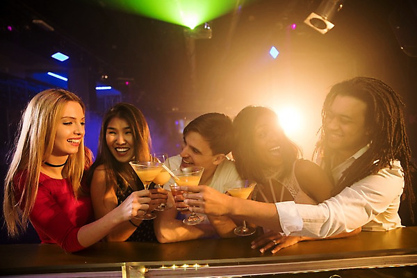 포토 JPG 서양인 응시 여자 남자 흑인 탁자 조명 실내 미소 웃음 사람 동양인 여러명 상반신 20대 성인 앞모습 30대 친구 칵테일 즐거움 클럽 건배 성인만 국내포토 외국인 시선 감정 뷰포인트 가구 다수 관계 주류 표정 인종 청년 내부 장년 파일형식