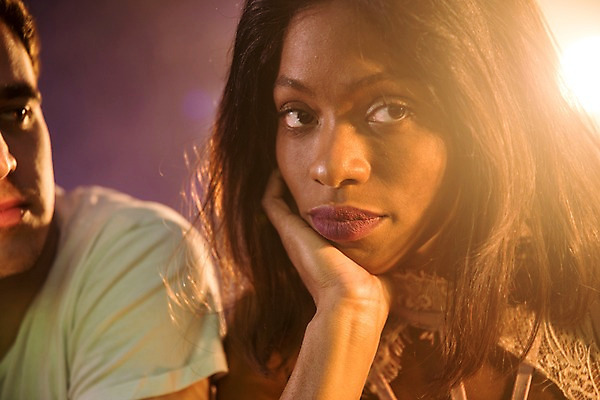 포토 JPG 서양인 응시 여자 남자 얼굴 흑인 생각 조명 실내 사람 상반신 20대 성인 두명 앞모습 신체부위 30대 턱괴기 클럽 성인만 국내포토 외국인 시선 뷰포인트 모션 청년 내부 장년 파일형식