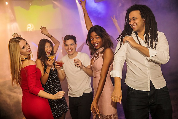 포토 JPG 서양인 원피스 여자 남자 흑인 조명 실내 미소 들기 사람 동양인 여러명 상반신 20대 성인 앞모습 옆모습 뒷모습 30대 친구 손들기 무대 춤 칵테일 뒤돌아보기 연기 즐거움 클럽 성인만 국내포토 외국인 옷 감정 뷰포인트 다수 관계 모션 문화예술 주류 표정 인종 청년 내부 장년 파일형식