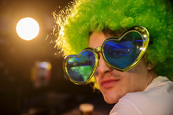 포토 JPG 서양인 남자 얼굴 조명 실내 한명 사람 근접촬영 상반신 20대 성인 신체부위 선글라스 분장 파티 하트 가발 클럽 성인남자한명만 국내포토 모양 외국인 1 안경 뷰포인트 이벤트 청년 내부 남자한명만 성인남자만 파일형식