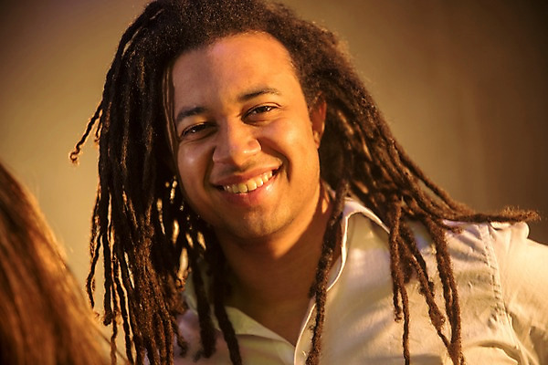 포토 JPG 응시 남자 얼굴 흑인 실내 한명 미소 사람 근접촬영 상반신 20대 성인 앞모습 신체부위 레게머리 클럽 성인남자한명만 국내포토 서양인 1 헤어스타일 시선 뷰포인트 표정 청년 내부 남자한명만 성인남자만 파일형식