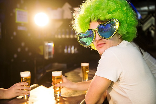 포토 JPG 서양인 남자 탁자 조명 실내 사람 앉기 상반신 20대 성인 옆모습 세명 친구 선글라스 분장 파티 하트 가발 클럽 건배 맥주잔 국내포토 모양 외국인 안경 뷰포인트 가구 술잔 관계 모션 이벤트 청년 내부 파일형식