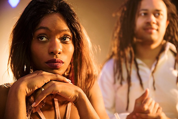 포토 JPG 응시 여자 남자 흑인 생각 조명 실내 미소 사람 상반신 20대 성인 두명 앞모습 30대 턱괴기 클럽 성인만 국내포토 서양인 시선 뷰포인트 모션 표정 청년 내부 장년 파일형식