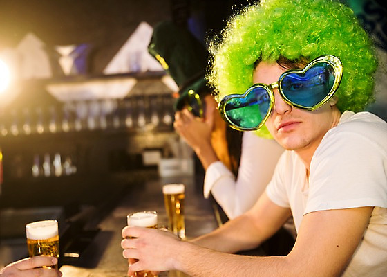 포토 JPG 서양인 모자 응시 남자 실내 사람 상반신 20대 성인 두명 옆모습 친구 선글라스 분장 파티 가발 클럽 맥주잔 국내포토 외국인 시선 잡화 안경 뷰포인트 술잔 관계 이벤트 청년 내부 파일형식