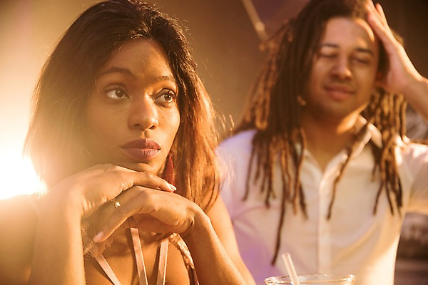 포토 JPG 서양인 응시 여자 남자 얼굴 흑인 생각 조명 실내 사람 근접촬영 상반신 20대 성인 두명 앞모습 신체부위 30대 칵테일 클럽 성인만 국내포토 외국인 시선 뷰포인트 주류 청년 내부 장년 파일형식