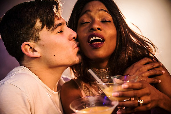 포토 JPG 서양인 커플 여자 남자 흑인 키스 실내 들기 사람 상반신 20대 성인 두명 앞모습 30대 눈감음 칵테일 클럽 성인만 국내포토 외국인 뷰포인트 관계 모션 주류 청년 내부 장년 애정표현 파일형식