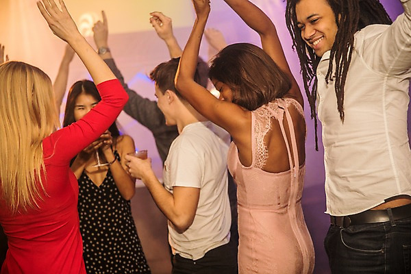 포토 JPG 서양인 여자 남자 흑인 조명 실내 미소 들기 사람 동양인 여러명 상반신 20대 성인 앞모습 옆모습 뒷모습 30대 친구 손들기 무대 춤 칵테일 즐거움 클럽 성인만 국내포토 외국인 감정 뷰포인트 다수 관계 모션 문화예술 주류 표정 인종 청년 내부 장년 파일형식