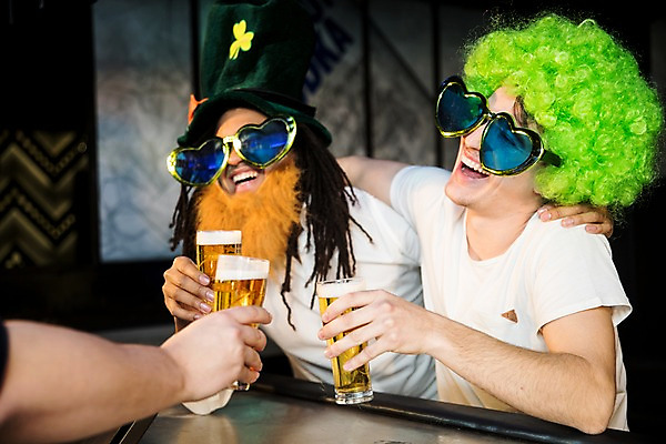 포토 JPG 서양인 모자 남자 흑인 어깨동무 실내 들기 사람 상반신 20대 성인 옆모습 세명 친구 선글라스 분장 파티 즐거움 가발 클럽 건배 맥주잔 국내포토 외국인 잡화 감정 안경 뷰포인트 포즈 술잔 관계 모션 이벤트 청년 내부 파일형식