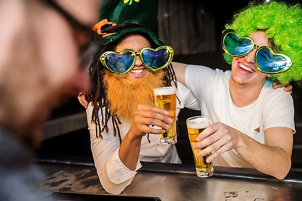 포토 JPG 서양인 모자 남자 흑인 어깨동무 실내 미소 사람 상반신 20대 성인 두명 앞모습 친구 선글라스 분장 파티 즐거움 가발 클럽 맥주잔 국내포토 외국인 잡화 감정 안경 뷰포인트 포즈 술잔 관계 표정 이벤트 청년 내부 파일형식