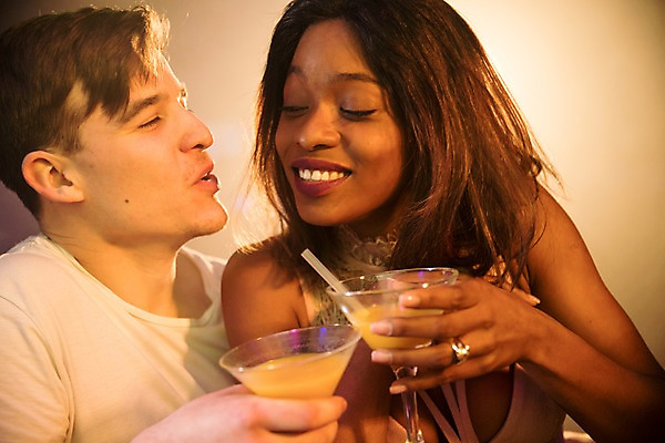 포토 JPG 서양인 응시 여자 남자 흑인 조명 실내 미소 들기 사람 상반신 20대 성인 두명 앞모습 30대 칵테일 즐거움 클럽 성인만 국내포토 외국인 시선 감정 뷰포인트 모션 주류 표정 청년 내부 장년 파일형식