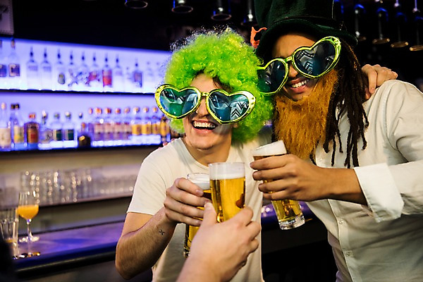 포토 JPG 서양인 모자 남자 흑인 어깨동무 술병 실내 사람 상반신 20대 성인 앞모습 세명 친구 선글라스 분장 파티 전시 즐거움 가발 클럽 건배 맥주잔 국내포토 외국인 잡화 감정 안경 뷰포인트 포즈 술잔 관계 병_용기 주류 이벤트 청년 내부 파일형식