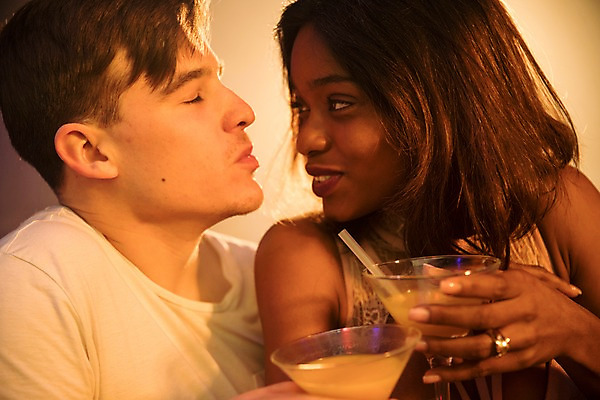 포토 JPG 서양인 커플 응시 여자 남자 흑인 키스 실내 미소 들기 사람 상반신 20대 성인 두명 앞모습 30대 눈감음 칵테일 클럽 성인만 국내포토 외국인 시선 뷰포인트 관계 모션 주류 표정 청년 내부 장년 애정표현 파일형식