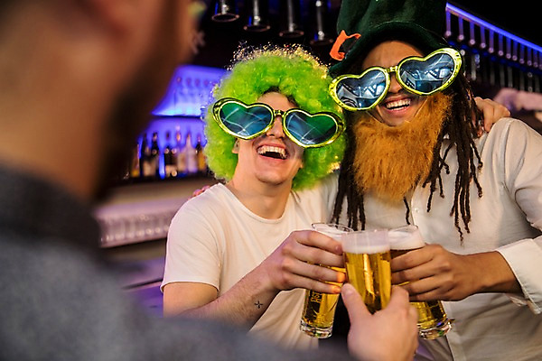 포토 JPG 서양인 모자 남자 흑인 술병 조명 실내 사람 상반신 20대 성인 앞모습 뒷모습 세명 친구 선글라스 분장 파티 전시 하트 선술집 즐거움 가발 클럽 건배 맥주잔 국내포토 모양 외국인 잡화 감정 안경 뷰포인트 술잔 관계 병_용기 주류 이벤트 청년 내부 술집 파일형식