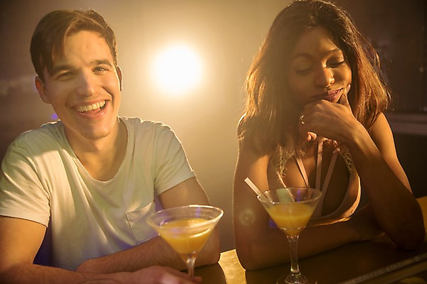 포토 JPG 서양인 응시 여자 남자 흑인 탁자 조명 실내 웃음 사람 상반신 20대 성인 두명 앞모습 30대 턱괴기 칵테일 클럽 성인만 국내포토 외국인 시선 뷰포인트 가구 모션 주류 표정 청년 내부 장년 파일형식