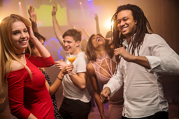 포토 JPG 서양인 응시 여자 남자 흑인 조명 실내 미소 사람 동양인 여러명 상반신 20대 성인 앞모습 옆모습 30대 친구 손들기 무대 춤 칵테일 연기 즐거움 클럽 성인만 국내포토 외국인 시선 감정 뷰포인트 다수 관계 모션 문화예술 주류 표정 인종 청년 내부 장년 파일형식