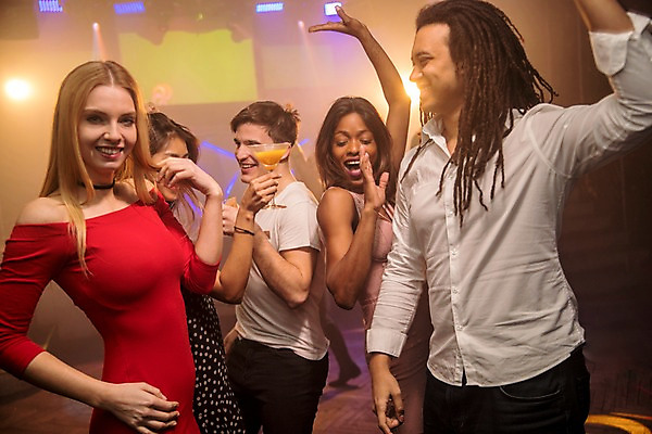 포토 JPG 서양인 응시 여자 남자 흑인 조명 실내 미소 사람 동양인 여러명 상반신 20대 성인 옆모습 30대 친구 무대 춤 칵테일 즐거움 클럽 성인만 국내포토 외국인 시선 감정 뷰포인트 다수 관계 문화예술 주류 표정 인종 청년 내부 장년 파일형식