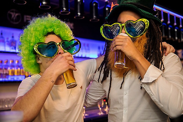 포토 JPG 서양인 모자 남자 흑인 어깨동무 술병 조명 맥주 실내 사람 상반신 20대 성인 두명 앞모습 친구 마시기 선술집 가발 클럽 맥주잔 국내포토 외국인 잡화 뷰포인트 포즈 술잔 관계 모션 병_용기 주류 청년 내부 술집 파일형식