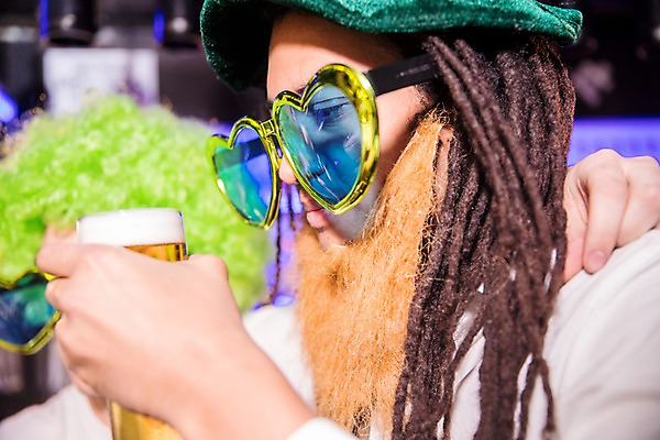 포토 JPG 서양인 모자 응시 남자 안경 흑인 조명 실내 들기 사람 상반신 20대 성인 두명 옆모습 친구 하트 가발 클럽 맥주잔 국내포토 모양 외국인 시선 잡화 뷰포인트 술잔 관계 모션 청년 내부 파일형식