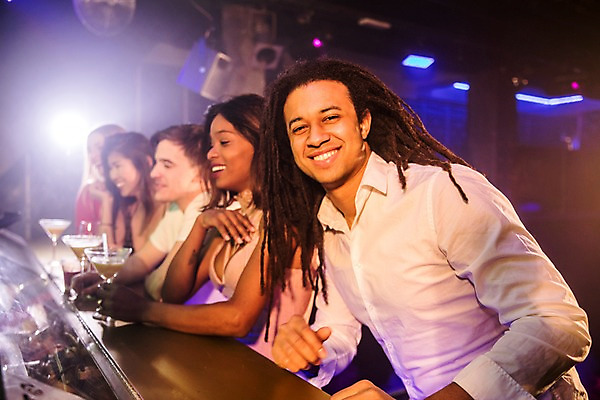 포토 JPG 서양인 응시 여자 남자 흑인 탁자 조명 실내 미소 사람 앉기 동양인 여러명 상반신 20대 성인 옆모습 30대 친구 스피커 칵테일 즐거움 클럽 일렬 성인만 국내포토 외국인 시선 감정 뷰포인트 음향기기 가구 다수 관계 모션 주류 표정 인종 청년 내부 장년 파일형식