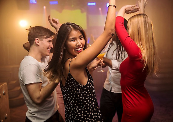 포토 JPG 서양인 응시 원피스 여자 남자 흑인 조명 실내 미소 사람 동양인 여러명 상반신 20대 성인 옆모습 뒷모습 30대 친구 손들기 무대 춤 뒤돌아보기 연기 즐거움 클럽 성인만 국내포토 외국인 시선 옷 감정 뷰포인트 다수 관계 모션 문화예술 표정 인종 청년 내부 장년 파일형식