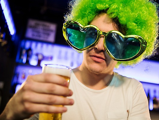 포토 JPG 서양인 남자 안경 술병 실내 한명 사람 상반신 20대 성인 앞모습 분장 파티 하트 잡기 선술집 가발 클럽 맥주잔 성인남자한명만 국내포토 모양 외국인 1 잡화 뷰포인트 술잔 모션 병_용기 주류 이벤트 청년 내부 술집 남자한명만 성인남자만 파일형식