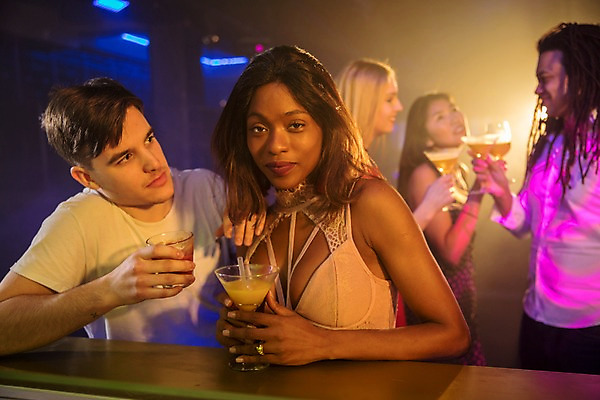 포토 JPG 서양인 커플 응시 여자 남자 흑인 술잔 탁자 조명 실내 대화 서기 들기 사람 동양인 여러명 상반신 20대 성인 앞모습 옆모습 30대 칵테일 유혹 클럽 성인만 어깨에손 국내포토 외국인 시선 뷰포인트 가구 다수 컨셉 관계 모션 잔 주류 말하기 인종 청년 내부 장년 파일형식