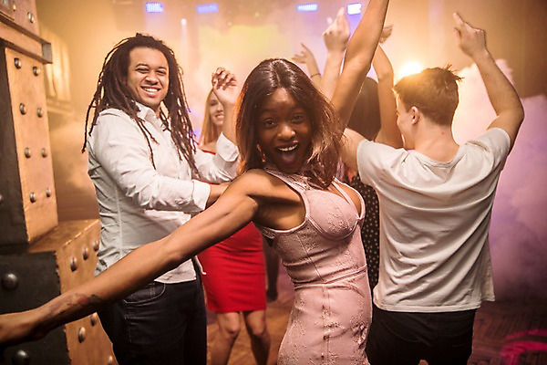 포토 JPG 서양인 여자 남자 흑인 조명 실내 미소 웃음 사람 여러명 상반신 20대 성인 옆모습 뒷모습 30대 친구 손들기 무대 춤 연기 즐거움 클럽 성인만 국내포토 외국인 감정 뷰포인트 다수 관계 모션 문화예술 표정 청년 내부 장년 파일형식