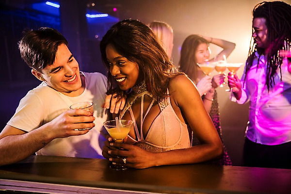 포토 JPG 서양인 커플 응시 여자 남자 흑인 술잔 탁자 조명 실내 대화 미소 사람 동양인 여러명 상반신 20대 성인 앞모습 옆모습 30대 칵테일 유혹 즐거움 클럽 성인만 국내포토 외국인 시선 감정 뷰포인트 가구 다수 컨셉 관계 잔 주류 표정 말하기 인종 청년 내부 장년 파일형식