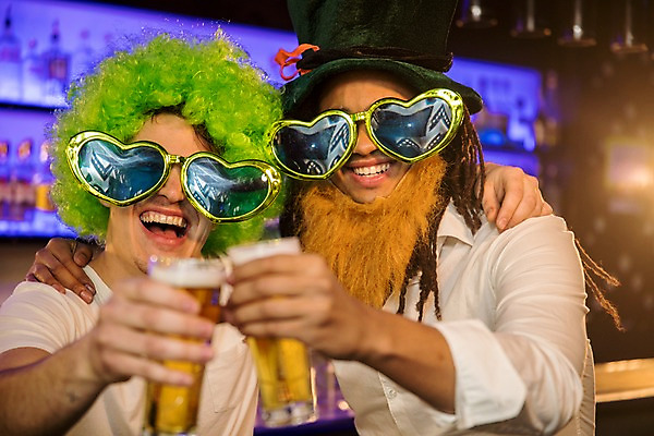 포토 JPG 서양인 모자 남자 안경 흑인 어깨동무 술병 조명 실내 미소 들기 사람 상반신 20대 성인 두명 앞모습 친구 분장 하트 즐거움 파티용품 가발 클럽 맥주잔 국내포토 모양 외국인 잡화 감정 뷰포인트 포즈 술잔 관계 모션 병_용기 주류 표정 청년 내부 파티 이벤트용품 파일형식