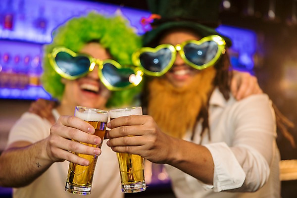 포토 JPG 서양인 모자 남자 안경 흑인 어깨동무 실내 미소 들기 사람 상반신 20대 성인 두명 앞모습 친구 분장 하트 선술집 즐거움 파티용품 가발 클럽 건배 맥주잔 국내포토 모양 외국인 잡화 감정 뷰포인트 포즈 술잔 관계 모션 표정 청년 내부 파티 술집 이벤트용품 파일형식