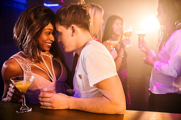 포토 JPG 서양인 커플 응시 여자 남자 흑인 조명 실내 대화 서기 미소 사람 앉기 동양인 여러명 상반신 20대 성인 옆모습 30대 파티 마주보기 칵테일 유혹 클럽 성인만 국내포토 외국인 시선 뷰포인트 다수 컨셉 관계 모션 주류 표정 말하기 인종 이벤트 청년 내부 장년 파일형식