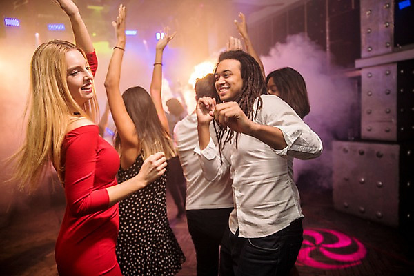 포토 JPG 서양인 응시 여자 남자 흑인 조명 실내 미소 사람 동양인 여러명 상반신 20대 성인 옆모습 30대 친구 손들기 춤 연기 즐거움 클럽 성인만 국내포토 외국인 시선 감정 뷰포인트 다수 관계 모션 문화예술 표정 인종 청년 내부 장년 파일형식