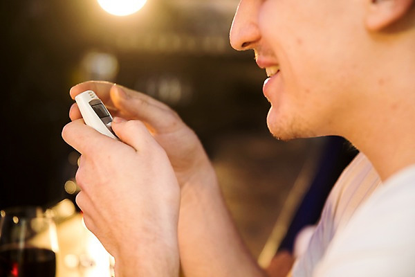 포토 JPG 서양인 응시 남자 얼굴 탁자 조명 실내 한명 미소 사람 근접촬영 상반신 20대 성인 옆모습 신체부위 잡기 선술집 클럽 음주측정기 성인남자한명만 국내포토 외국인 1 시선 뷰포인트 가구 모션 표정 청년 내부 술집 남자한명만 성인남자만 파일형식