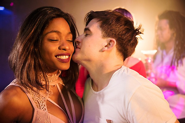 포토 JPG 서양인 커플 여자 남자 흑인 조명 실내 미소 사람 여러명 상반신 20대 성인 옆모습 30대 눈감음 칵테일 유혹 클럽 성인만 국내포토 외국인 뷰포인트 다수 컨셉 관계 모션 주류 표정 청년 내부 장년 파일형식