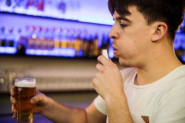 포토 JPG 서양인 응시 남자 술잔 조명 맥주 실내 한명 사람 상반신 20대 성인 옆모습 전시 잡기 선술집 불기 클럽 맥주잔 맥주병 음주측정기 성인남자한명만 국내포토 외국인 1 시선 뷰포인트 모션 술병 잔 주류 청년 내부 술집 남자한명만 성인남자만 파일형식