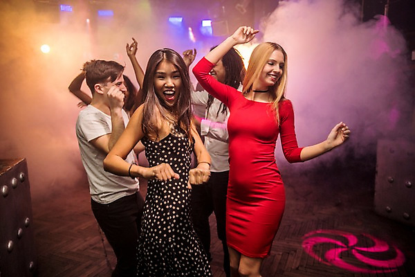 포토 JPG 서양인 응시 여자 남자 포즈 흑인 조명 실내 미소 사람 동양인 손짓 여러명 상반신 20대 성인 옆모습 30대 친구 손들기 무대 춤 연기 즐거움 클럽 성인만 국내포토 외국인 시선 감정 뷰포인트 다수 관계 모션 문화예술 표정 인종 청년 내부 장년 파일형식