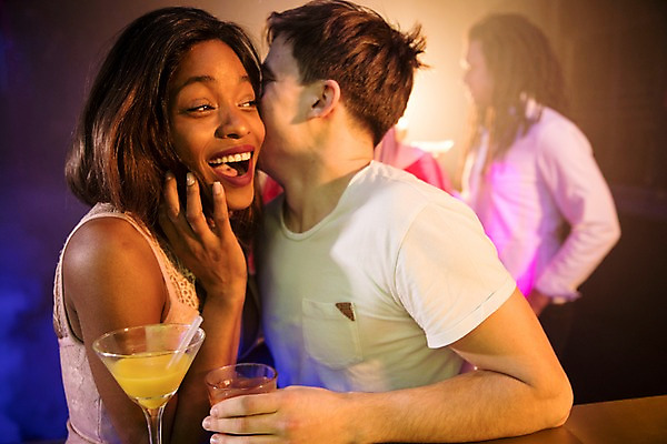 포토 JPG 서양인 커플 응시 여자 남자 흑인 술잔 실내 서기 미소 사람 앉기 여러명 상반신 20대 성인 옆모습 30대 칵테일 유혹 귓속말 즐거움 클럽 성인만 국내포토 외국인 시선 감정 뷰포인트 다수 컨셉 관계 모션 잔 주류 표정 청년 내부 장년 파일형식