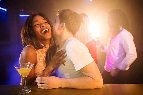 포토 JPG 서양인 커플 여자 남자 흑인 술잔 안기 실내 대화 서기 미소 사람 앉기 여러명 상반신 20대 성인 옆모습 30대 칵테일 유혹 즐거움 클럽 성인만 국내포토 외국인 감정 뷰포인트 다수 컨셉 관계 모션 잔 주류 표정 말하기 청년 내부 장년 파일형식