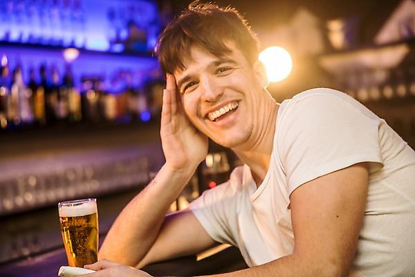 포토 JPG 서양인 응시 남자 탁자 술병 조명 맥주 실내 한명 미소 사람 앉기 상반신 20대 성인 옆모습 선술집 클럽 맥주잔 음주측정기 성인남자한명만 국내포토 외국인 1 시선 뷰포인트 가구 술잔 모션 병_용기 주류 표정 청년 내부 술집 남자한명만 성인남자만 파일형식