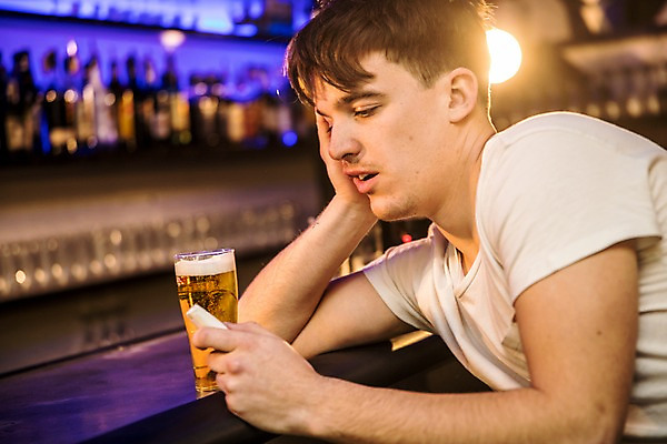 포토 JPG 서양인 응시 남자 탁자 술병 조명 맥주 실내 한명 사람 앉기 상반신 20대 성인 옆모습 턱괴기 잠 찡그림 만취 클럽 맥주잔 음주측정기 성인남자한명만 국내포토 외국인 1 시선 뷰포인트 가구 술잔 모션 병_용기 주류 표정 청년 내부 술취함 남자한명만 성인남자만 파일형식