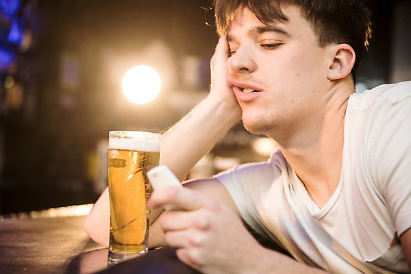 포토 JPG 서양인 응시 남자 탁자 조명 맥주 실내 한명 사람 앉기 상반신 20대 성인 옆모습 턱괴기 잠 찡그림 만취 클럽 맥주잔 술취함 음주측정기 성인남자한명만 국내포토 외국인 1 시선 뷰포인트 가구 술잔 모션 주류 표정 청년 내부 남자한명만 성인남자만 파일형식