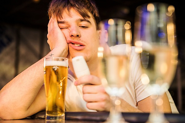 포토 JPG 서양인 남자 탁자 잔 맥주 실내 한명 사람 앉기 근접촬영 상반신 20대 성인 앞모습 기댐 턱괴기 잠 찡그림 만취 클럽 맥주잔 술취함 음주측정기 성인남자한명만 국내포토 외국인 1 식기 뷰포인트 가구 술잔 모션 주류 표정 청년 내부 남자한명만 성인남자만 파일형식